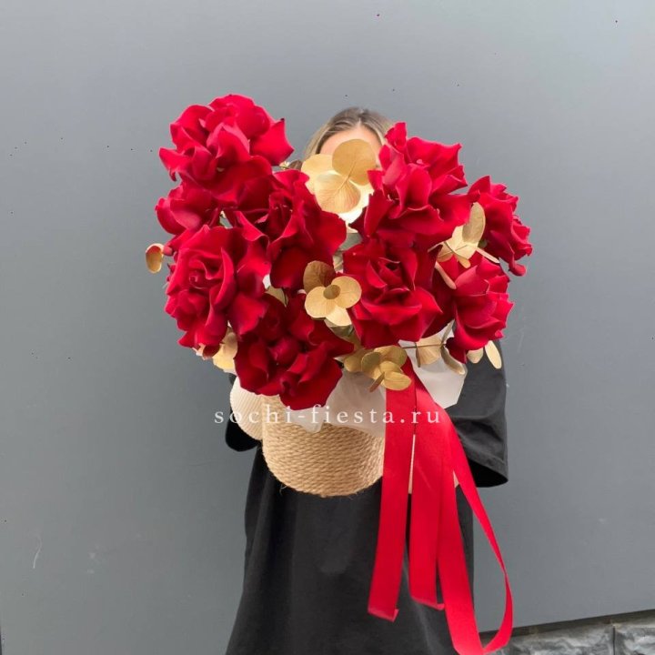 Красные французские розы в джутовом кашпо в Хосте и Кудепсте