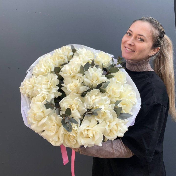25 Белых французских роз WhiteNice в Хосте и Кудепсте