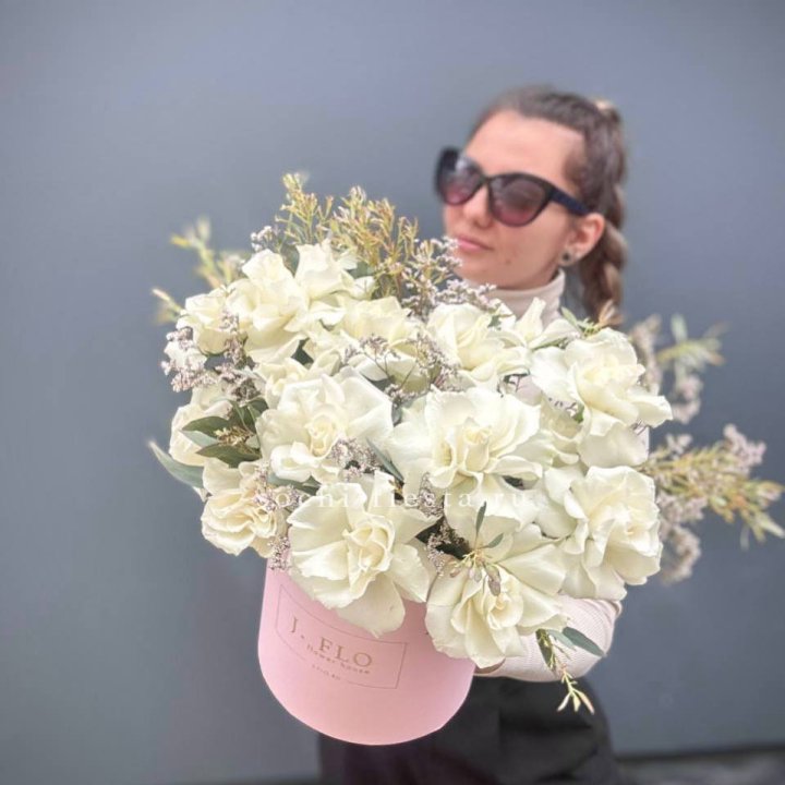 17 Французских белых роз в коробке Афина в Хосте и Кудепсте