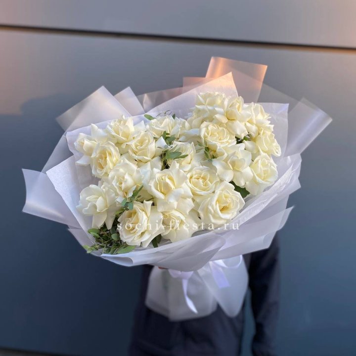 Пышный букет из белых роз в Хосте и Кудепсте