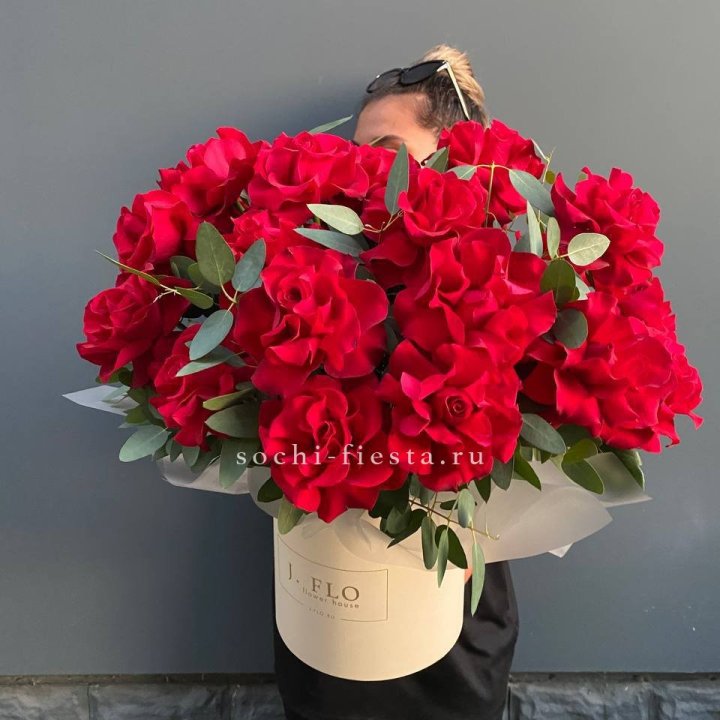25 Французских красных роз в коробке в Хосте и Кудепсте