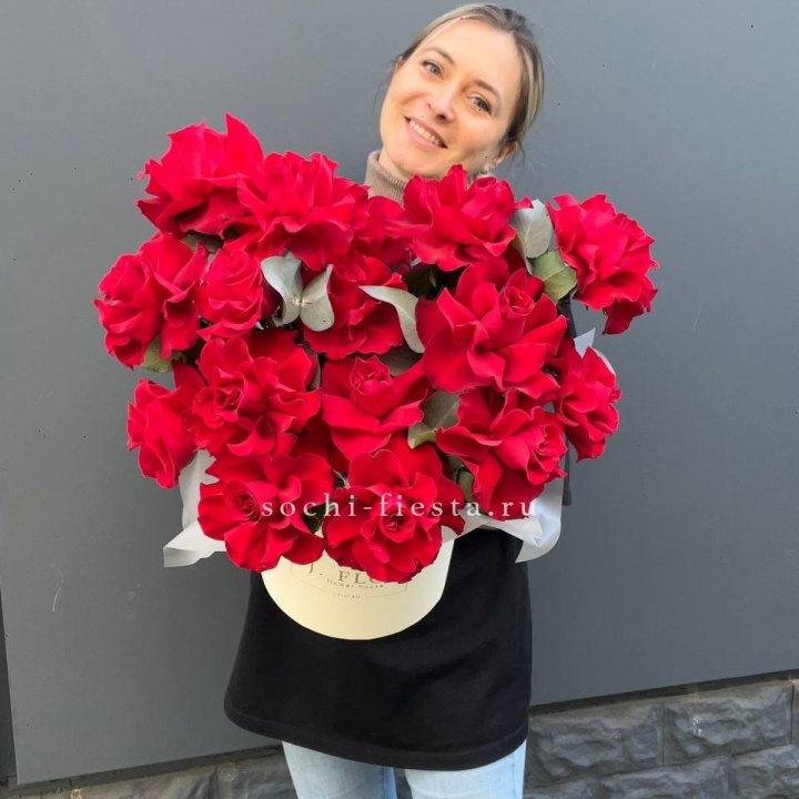 17 Французских роз в боксе в Хосте и Кудепсте