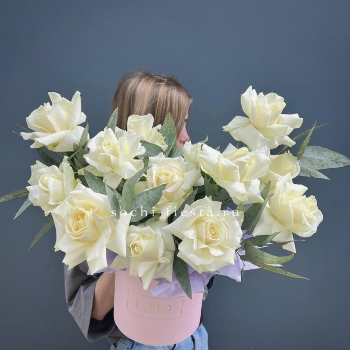 15 Французских роз в боксе в Хосте и Кудепсте