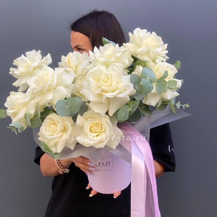 11 Французских белых роз в боксе в Хосте и Кудепсте