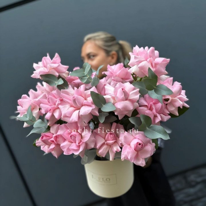 17 Розовых французских роз в боксе в Хосте и Кудепсте