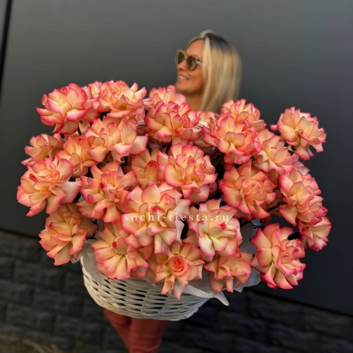 45 французских роз Джумилия в корзине с доставкой в Хосте и Кудепсте