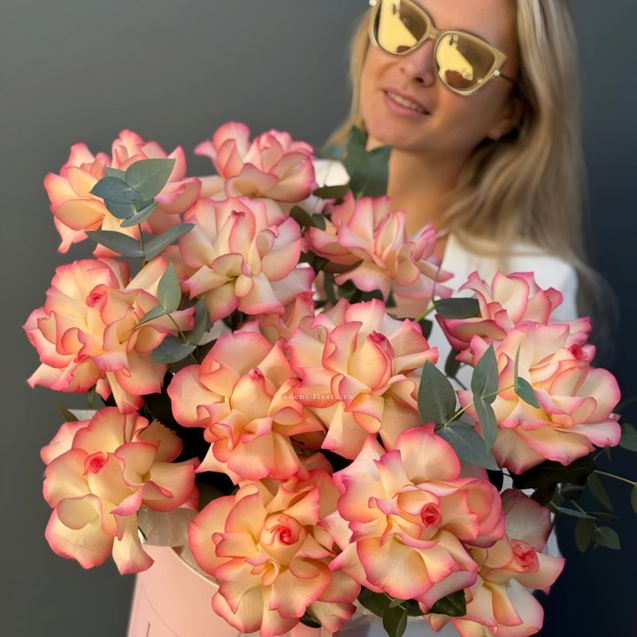 15 Французских  роз Джумилия в боксе с доставкой в Хосте и Кудепсте