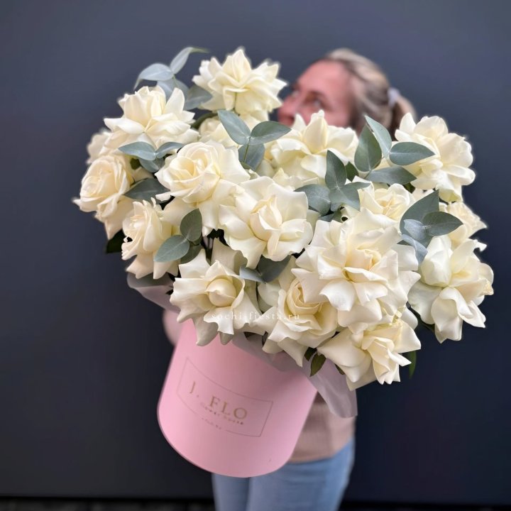 25 Французских белых роз в боксе в Хосте и Кудепсте