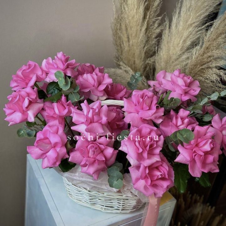 25 роз в Цветочной корзине Pink Sugar  в Хосте и Кудепсте