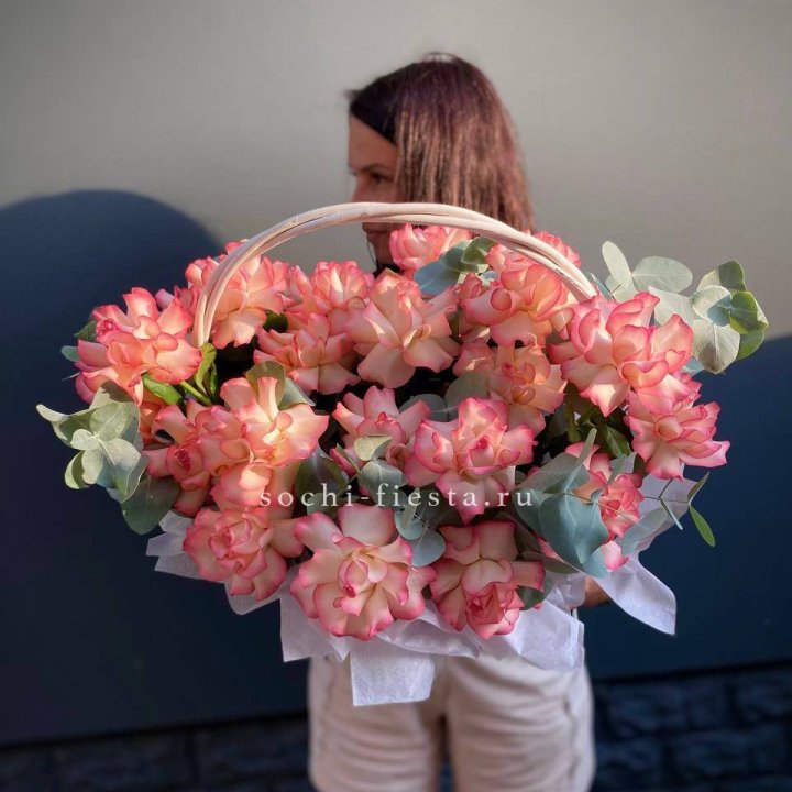 25 Французских роз Джумилия в корзине в Хосте и Кудепсте