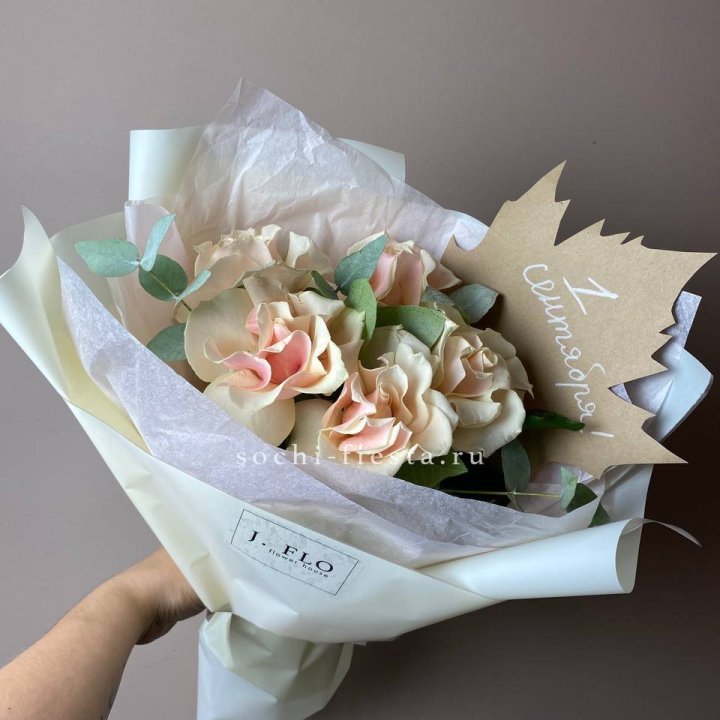 Букет кремовых роз к дню знаний в Хосте и Кудепсте