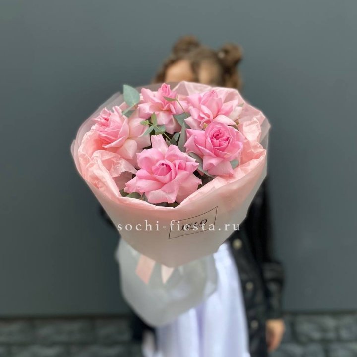 5 французских розовых роз  в Хосте и Кудепсте