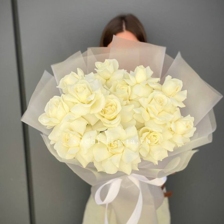 13 белых роз в Хосте и Кудепсте