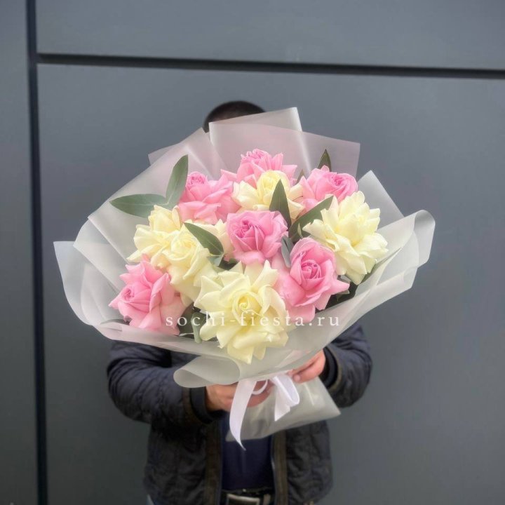 11 бело-розовых роз с доставкой в Хосте и Кудепсте