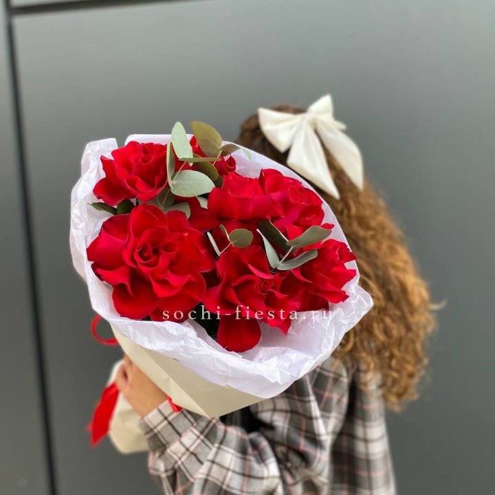 7 красных французских роз в Хосте и Кудепсте