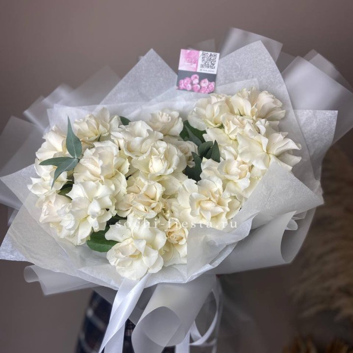 21 французских роз с эвкалиптом в Хосте и Кудепсте