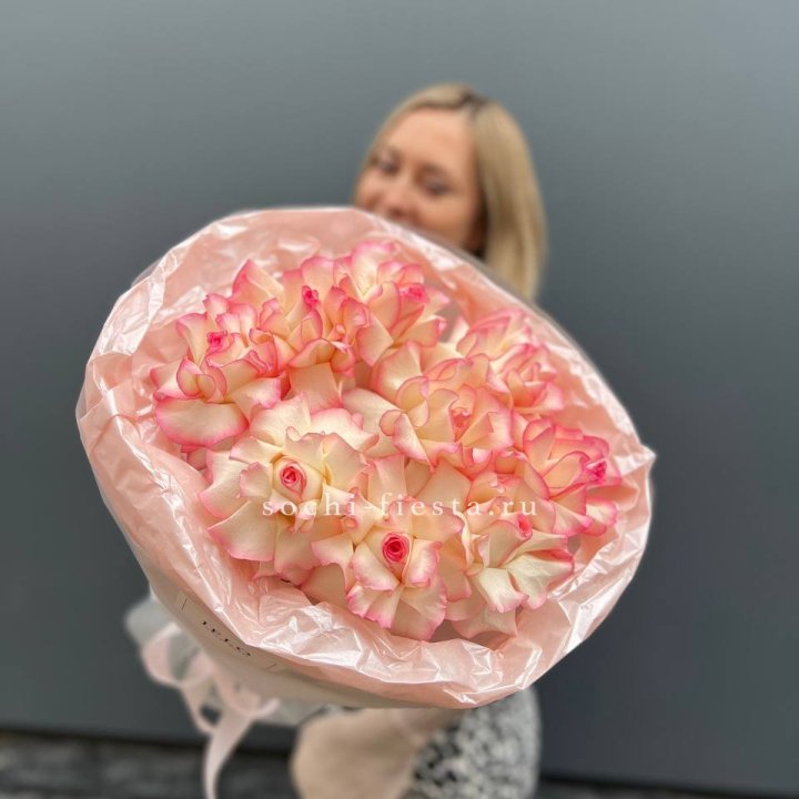 9 французских роз Джумилия в нежном оформлении в Хосте и Кудепсте