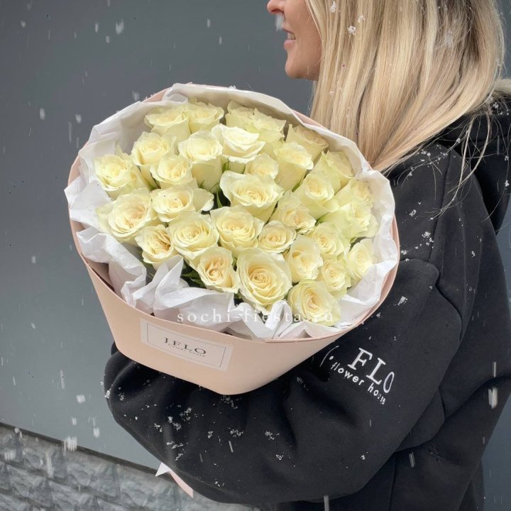 31 белая роза в оформлении в Хосте и Кудепсте