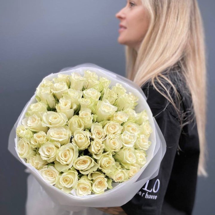 Воздушный букет из 51 белой кенийской розы в Хосте и Кудепсте
