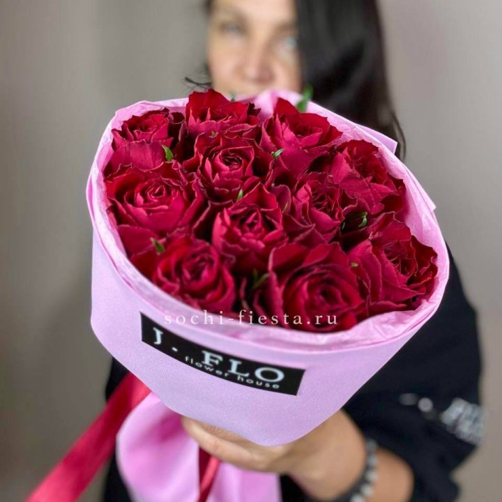 11 красных роз Madam red  с доставкой в Хосте и Кудепсте