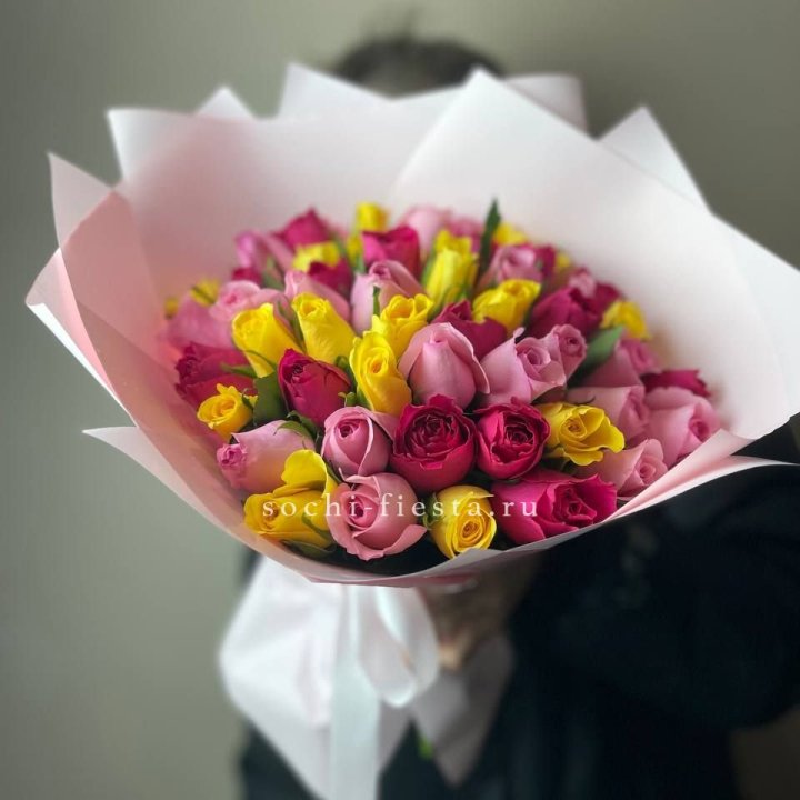 Букет из 51 розы Микс (Кения) в Хосте и Кудепсте