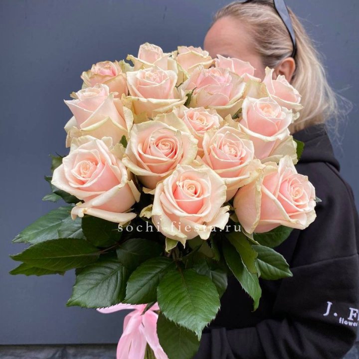 15  кремовых высоких роз с доставкой в Хосте и Кудепсте