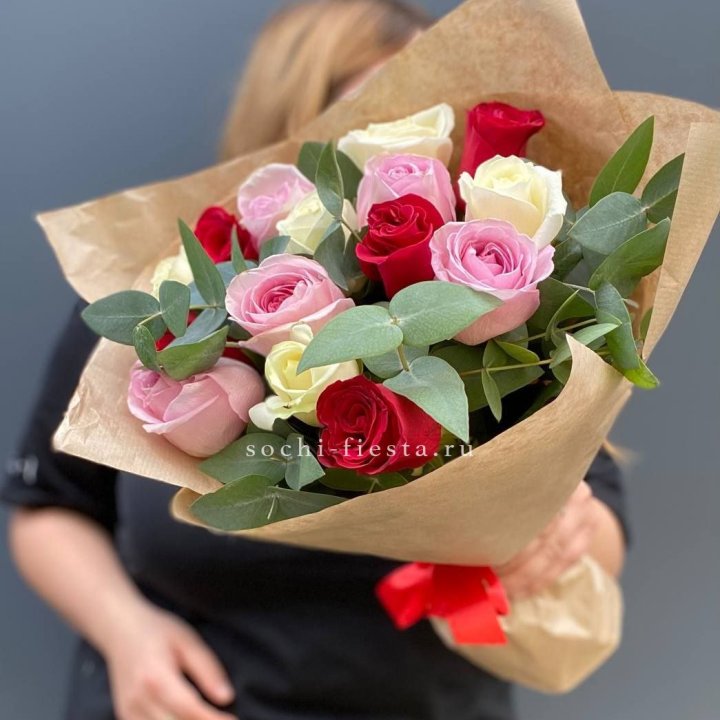 Букет из 15 роз с эвкалиптом в Хосте и Кудепсте