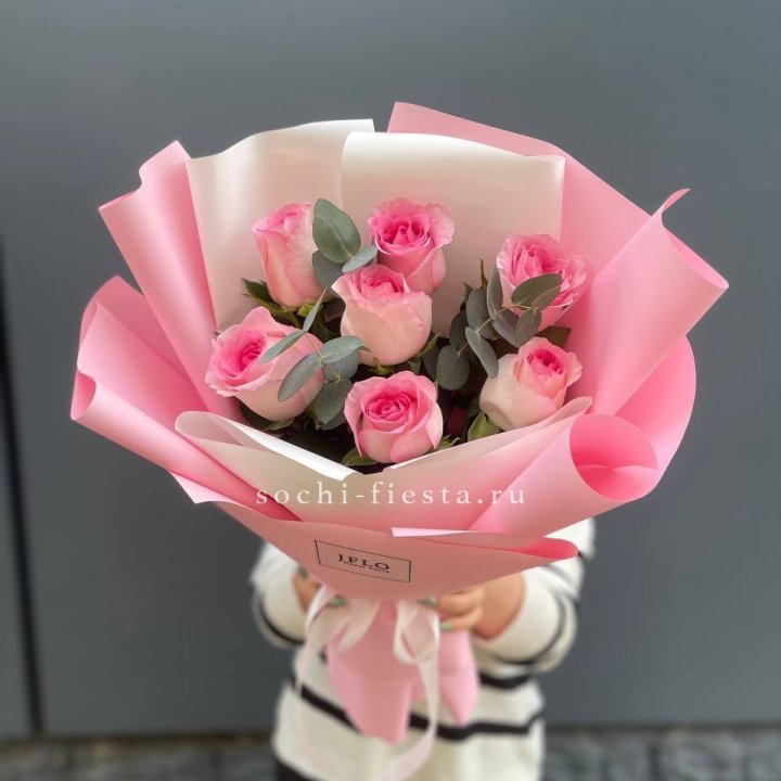 7 роз с эвкалиптом в Хосте и Кудепсте