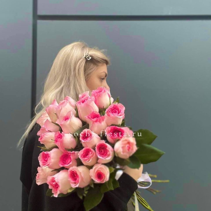  25 розовых роз в Хосте и Кудепсте