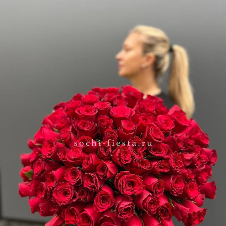 Охапка из 101 красной розы в Хосте и Кудепсте