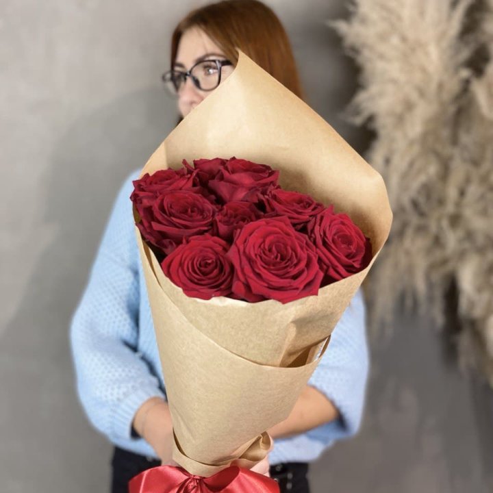 9 красных роз в крафте в Хосте и Кудепсте