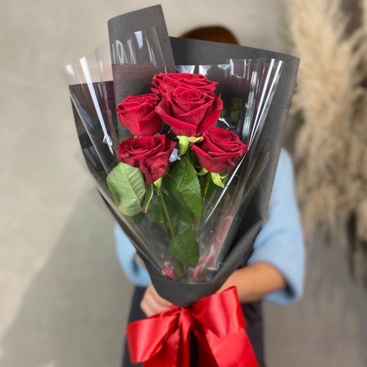 5 роз Red Naomi BLVCK в Хосте и Кудепсте