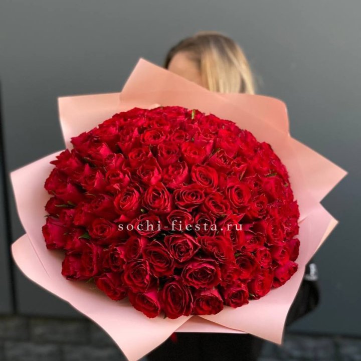 101 роза Madam Red в Хосте и Кудепсте