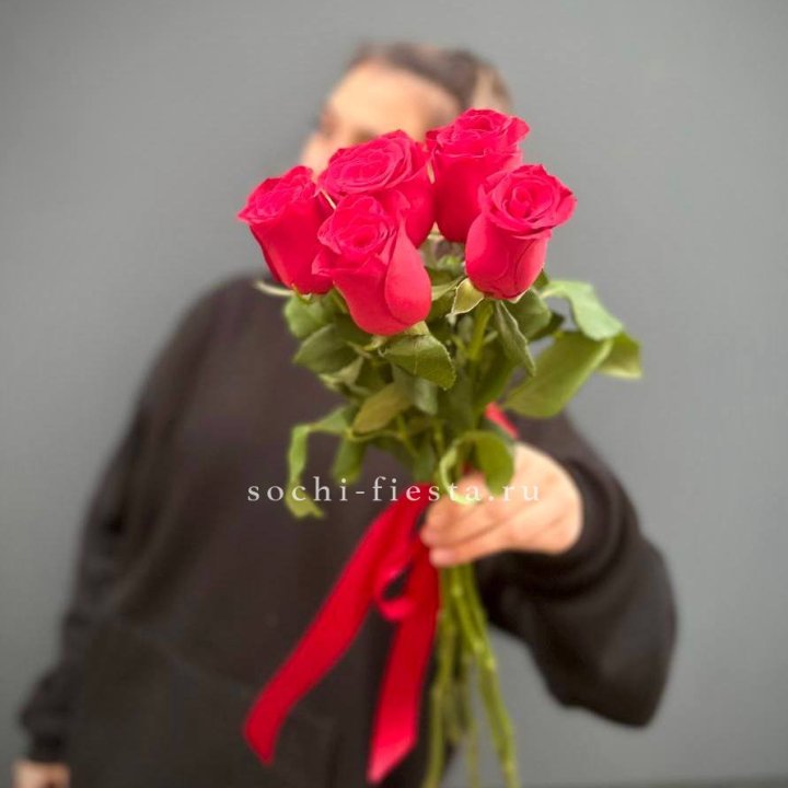 Букет 5 красных роз  в Хосте и Кудепсте