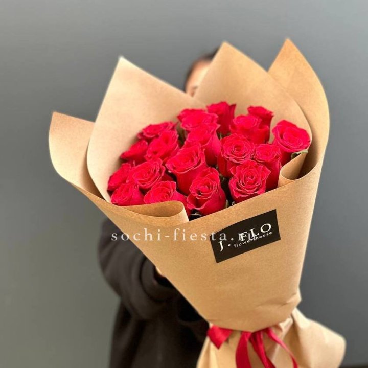 19 красных роз в крафте в Хосте и Кудепсте