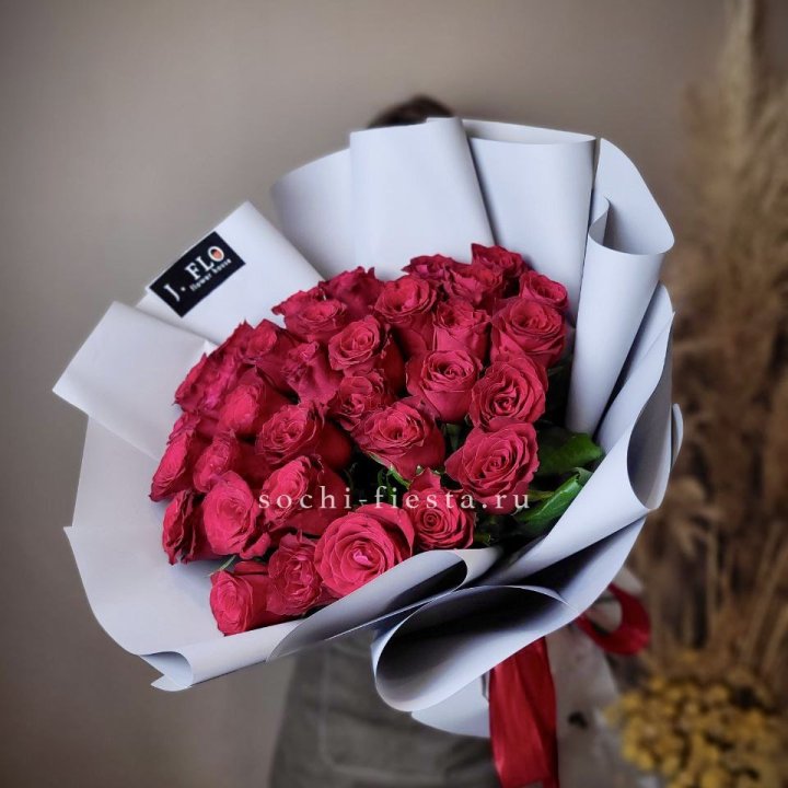 Красные розы 33 шт в Хосте и Кудепсте