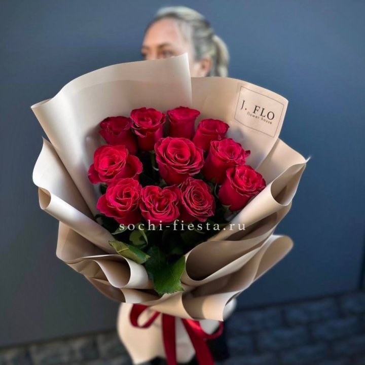 Букет красных роз "Naomi" с доставкой в Хосте и Кудепсте
