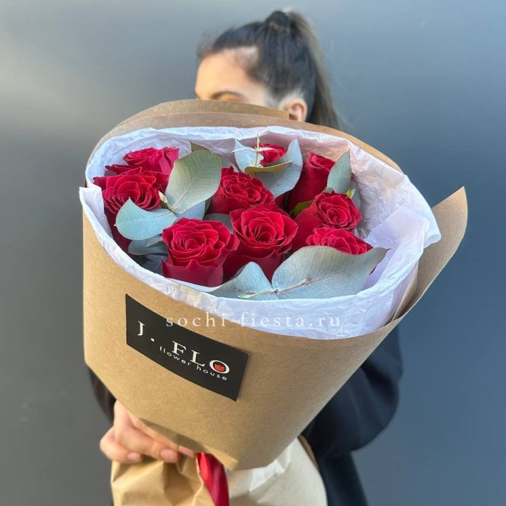 9 роз с эвкалиптом в Хосте и Кудепсте