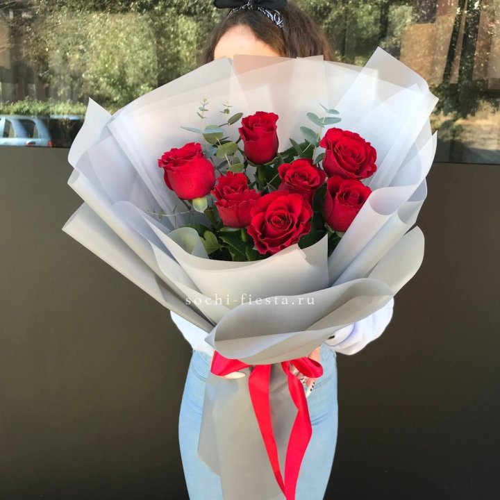 7 красных роз с эвкалиптом  в Хосте и Кудепсте