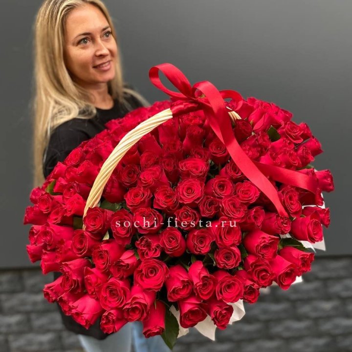 151 красная  роза в корзине в Хосте и Кудепсте