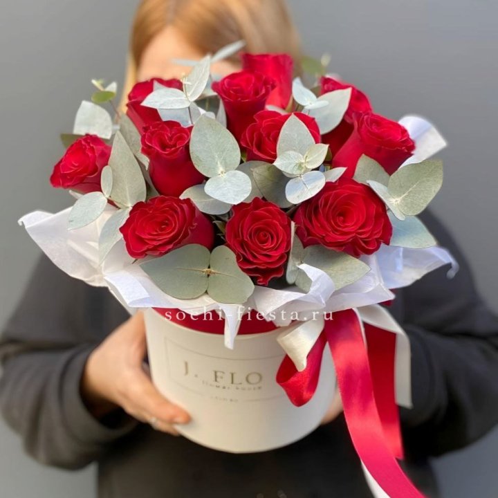 11 роз в шляпной коробке в Хосте и Кудепсте