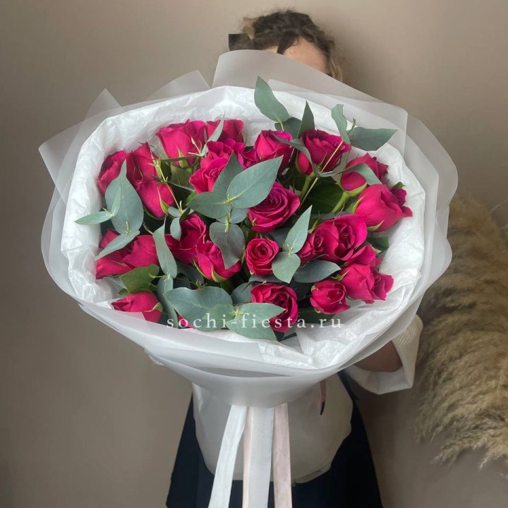 25 малиновых роз с эвкалиптом в Хосте и Кудепсте