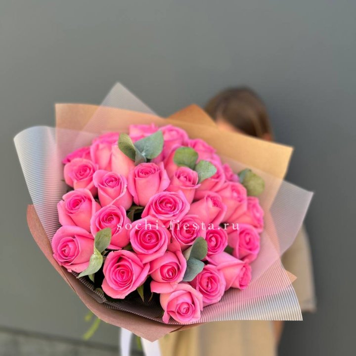 31 розовая роза с эвкалиптом в Хосте и Кудепсте