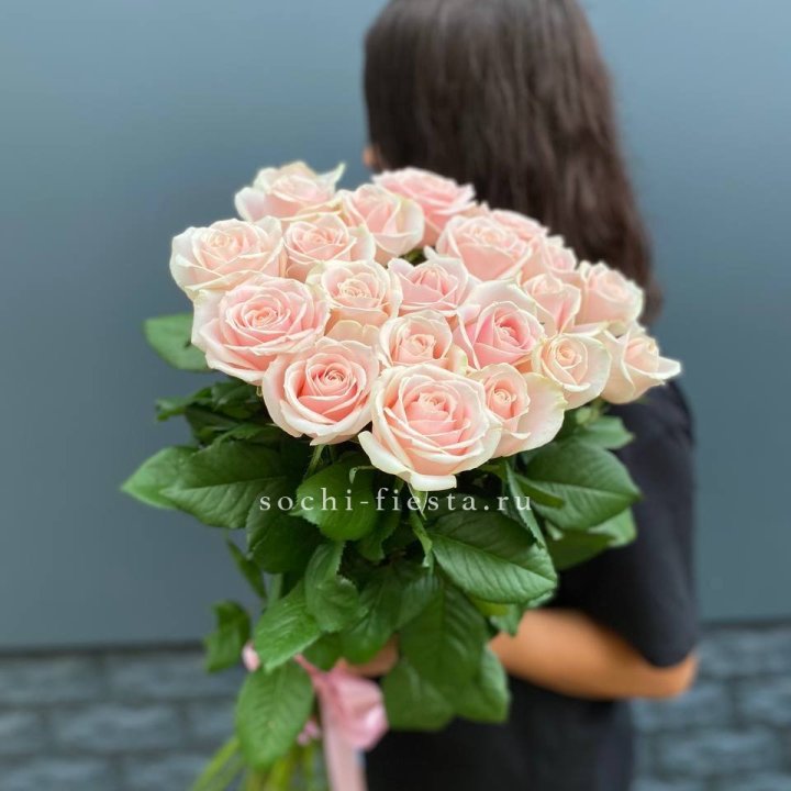 Высокие розовые розы в Хосте и Кудепсте