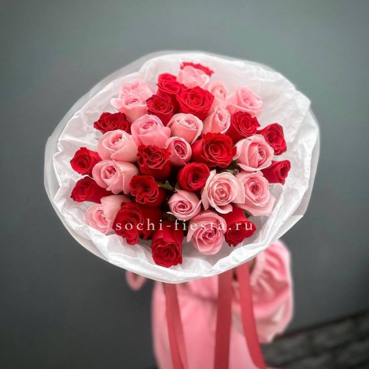 Букет красных и розовых 35 роз в Хосте и Кудепсте