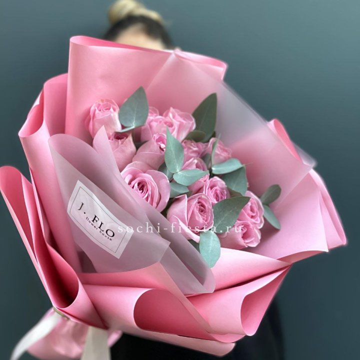 15 Розовых роз с эвкалиптом в Хосте и Кудепсте