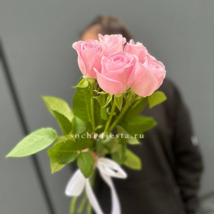 Букет 5 розовых роз  в Хосте и Кудепсте