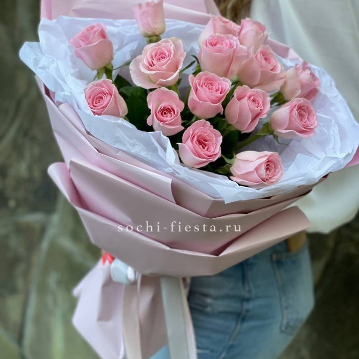 Розовые розы в авторском оформлении с доставкой в Хосте и Кудепсте