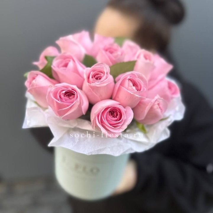 17 розовых роз в цилиндре в Хосте и Кудепсте