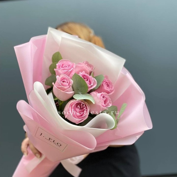 7 розовых роз с эвкалиптом в Хосте и Кудепсте